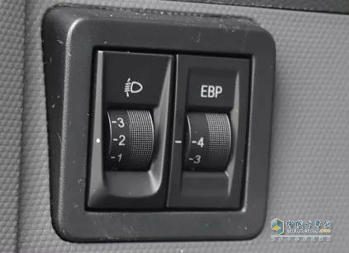 福田瑞沃ES3 6x2三軸工程車搭載智能節(jié)油EBP系統，有效降低油耗