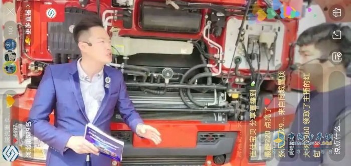 工作人員通過對國六天然氣展車的外觀、配置及內(nèi)飾的講解，讓手機前的觀眾們直觀的感受到陜汽車輛的價值優(yōu)勢