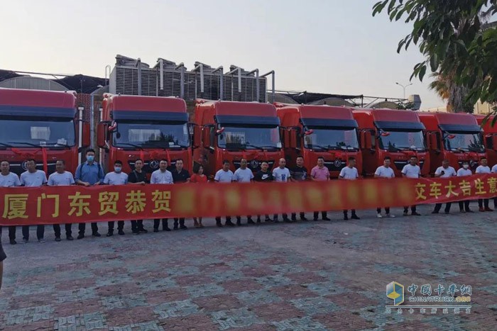 搭載東風(fēng)康明斯ISZ發(fā)動(dòng)機(jī)的30臺(tái)東風(fēng)KL牽引車(chē)交付用戶