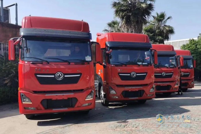 搭載東風(fēng)康明斯ISZ發(fā)動(dòng)機(jī)的東風(fēng)KL牽引車(chē)