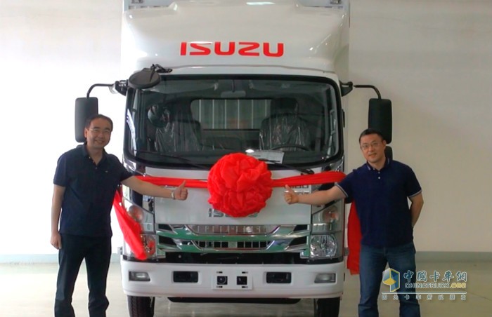 慶鈴集團(tuán)公司財(cái)務(wù)總監(jiān)鄒光華先生&海倫哲公司副總經(jīng)理蔡雷先生 為慶鈴五十鈴M系列中體輕卡上市揭幕