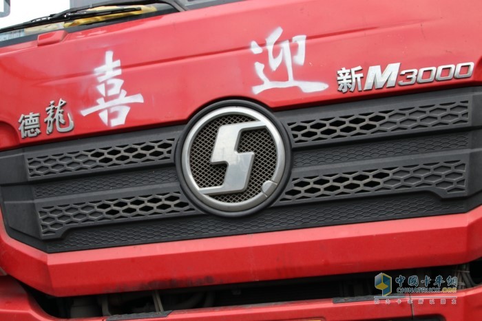 德龍M3000牽引車搭載了300馬力的濰柴WP7系列發(fā)動機(jī)