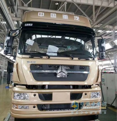 搭載博世共軌燃油系統(tǒng)的6缸柴油發(fā)動(dòng)機(jī)的中國重汽