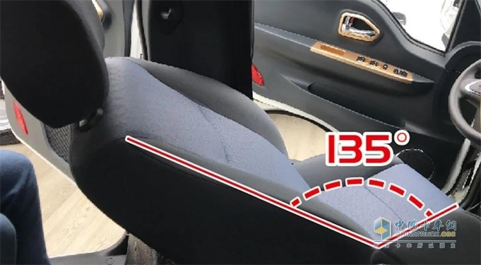 東風途逸座椅柔軟,椅背還可以調節(jié)到135°