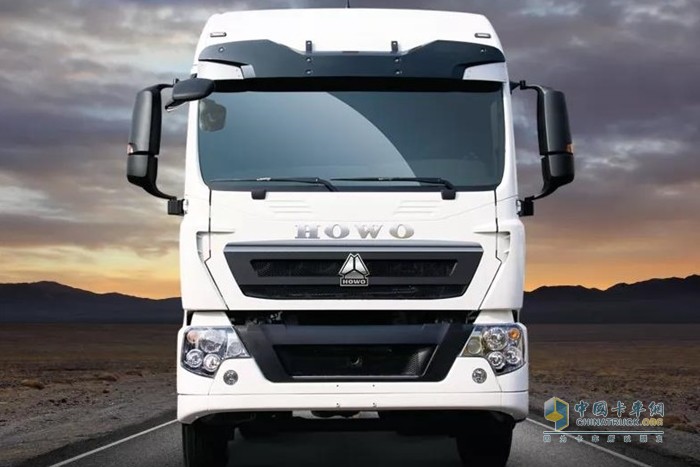 全新一代豪沃TX高頂雙臥六米八載貨車采用新材料、新工藝，科技降重，底盤自重僅為5噸