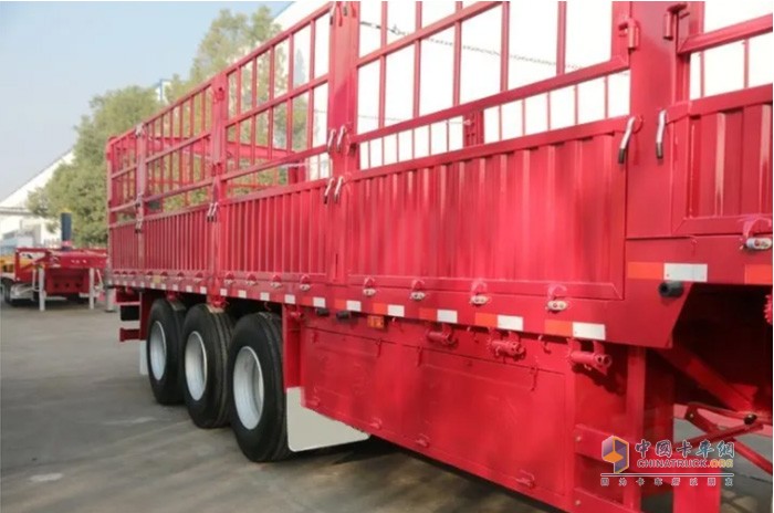 13米新標(biāo)三軸倉(cāng)柵半掛車(chē)
