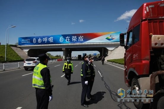 治超辦科學(xué)研判車(chē)輛運(yùn)行規(guī)律,細(xì)化工作措施,重點(diǎn)打擊3軸以上非法超限超載貨車(chē)