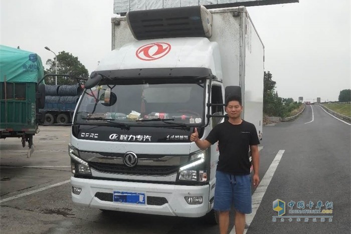 肖師傅與其新購(gòu)的東風(fēng)凱普特冷藏車