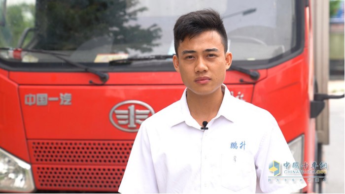 李江在搭載解放動力勁威4DD發(fā)動機的一汽解放J6F輕卡前留影