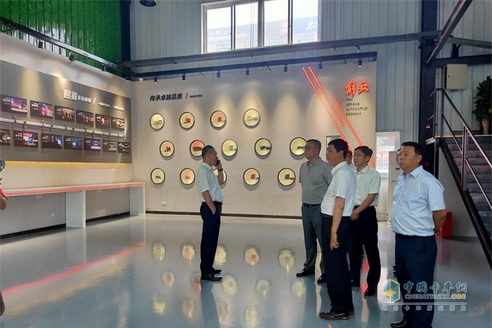 領導們參觀解放展示墻