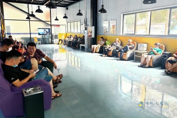 卡友們在卡車司機之家休息室休息