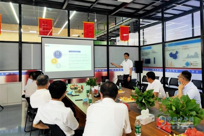 卡車司機之家負責人王洪禹向領導們匯報運營情況