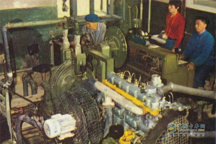 發(fā)動機試驗人員在進行發(fā)動機臺架試驗，測試發(fā)動機性能