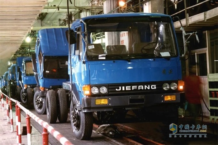 解放第三代產(chǎn)品車型外觀由長頭轉平頭，動力由汽油轉為了柴油