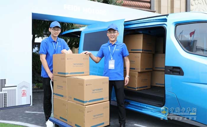 飛碟Q系列純正電動(dòng)物流車(chē)——閃電郵俠亮相新能源汽車(chē)大會(huì)