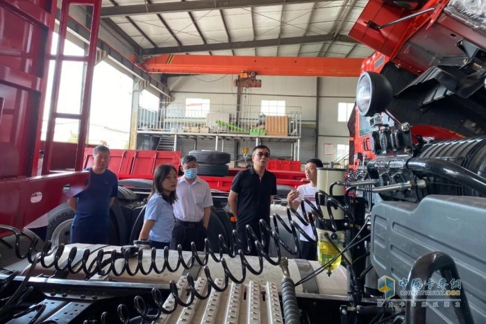 解放銷售公司、商用車開發(fā)院領(lǐng)導(dǎo)在云南調(diào)研指導(dǎo)工作