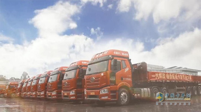 在活動(dòng)主會(huì)場(chǎng)對(duì)車(chē)輛進(jìn)行檢查、檢修、清洗、布置!