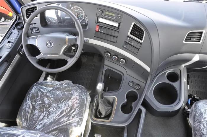 新M3000港口牽引車應(yīng)用豪華內(nèi)飾