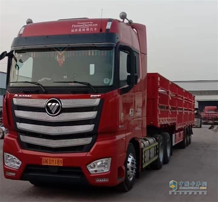 張頗購買的搭載?？礨13的歐曼牽引車