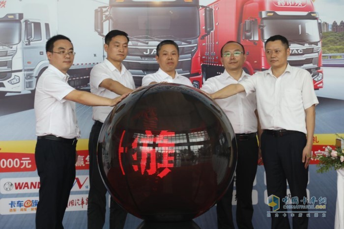 江淮汽車重型商用車公司副總經(jīng)理戚軍先生、合肥萬力輪胎有限公司質(zhì)量技術總監(jiān)王曉磊先生、湖北車橋銷售公司副總經(jīng)理喻昌宏先生、江淮汽車重型商用車公司研究院院長陳剛先生、江淮汽車重型商用車營銷公司副總經(jīng)理張小平先生共同發(fā)布格爾發(fā)A5X中卡旗艦