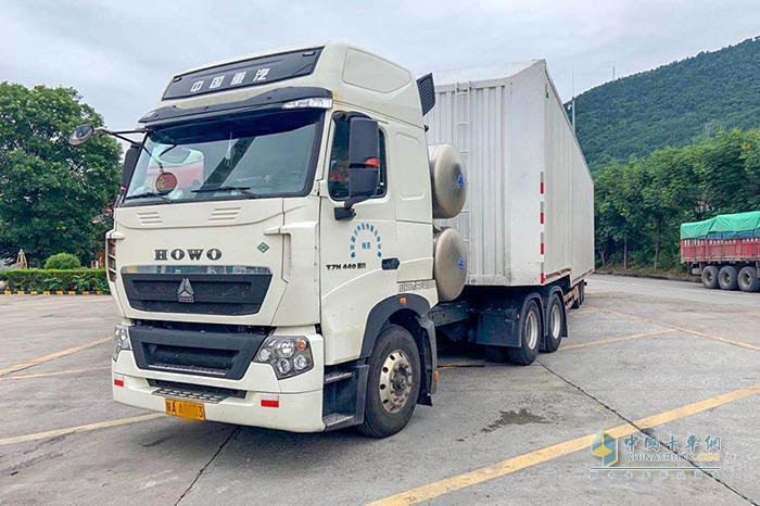 重汽豪沃LNG牽引車(chē)