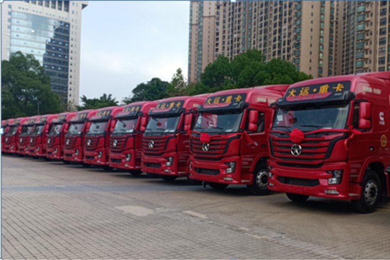 匹配康明斯動(dòng)力的20臺(tái)大運(yùn)重卡輕量化牽引車(chē)在英德順利交付