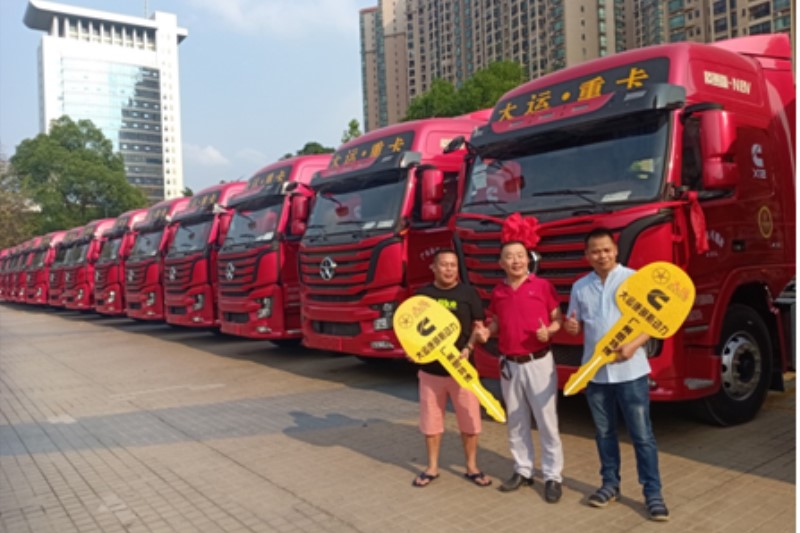 匹配康明斯動(dòng)力的20臺(tái)大運(yùn)重卡輕量化牽引車(chē)在英德順利交付