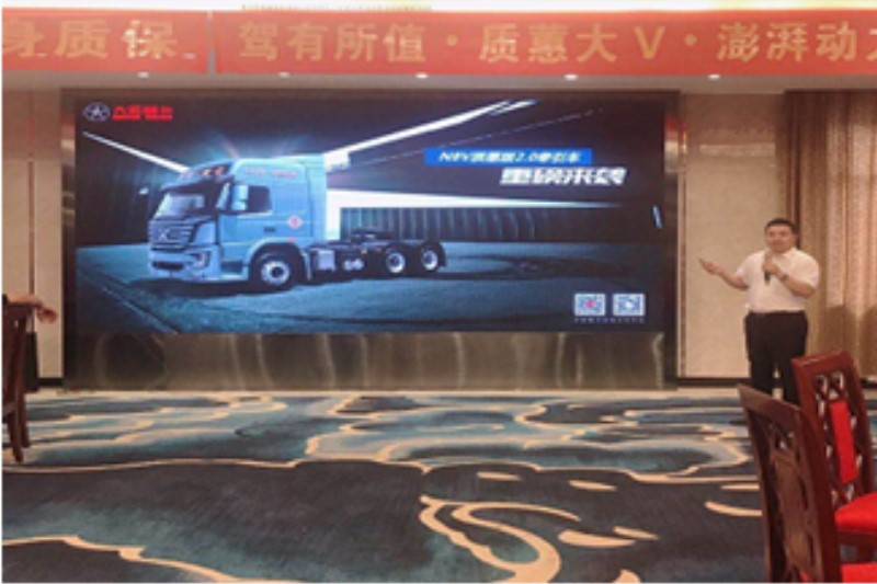 匹配康明斯動(dòng)力的20臺(tái)大運(yùn)重卡輕量化牽引車(chē)在英德順利交付