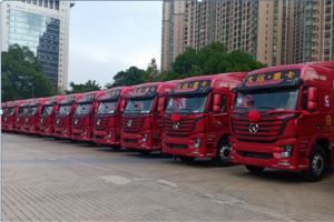 匹配康明斯動(dòng)力的20臺(tái)大運(yùn)重卡輕量化牽引車(chē)在英德順利交付