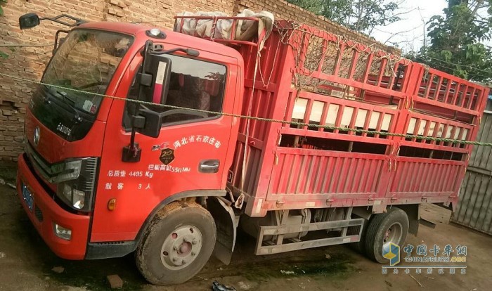 在符合運(yùn)輸政策的前提下，祝師傅的多利卡D6運(yùn)輸車貨箱改裝成了兩層