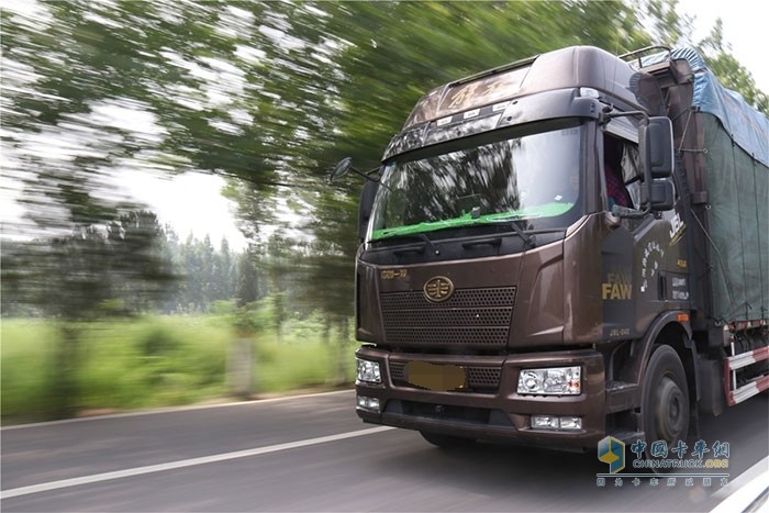 卡車(chē)夫妻寧俊峰/陳玲：解放J6L承載著我們的家庭