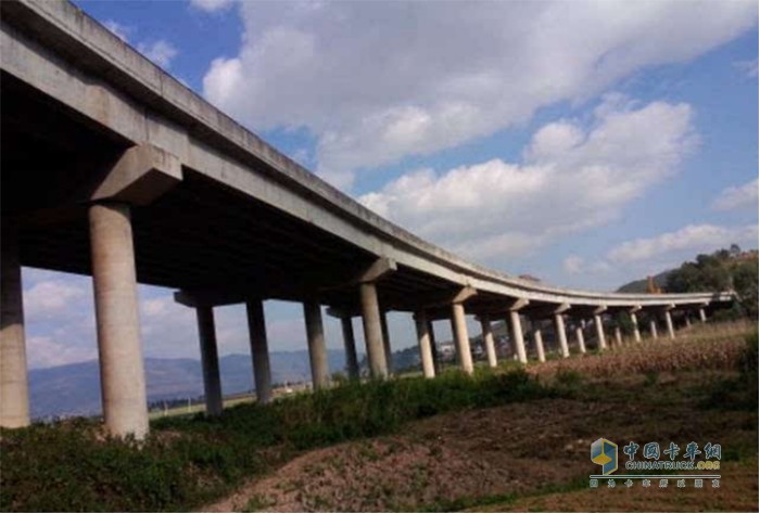 相約云南，與紅巖杰獅560大馬力牽引車一起征服昆磨高速27公里長坡