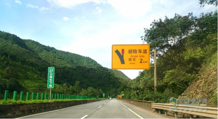 相約云南，與紅巖杰獅560大馬力牽引車一起征服昆磨高速27公里長坡