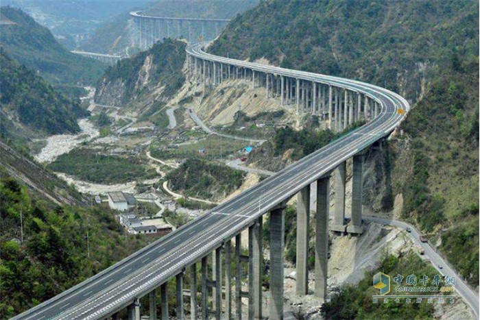 相約云南，與紅巖杰獅560大馬力牽引車一起征服昆磨高速27公里長坡