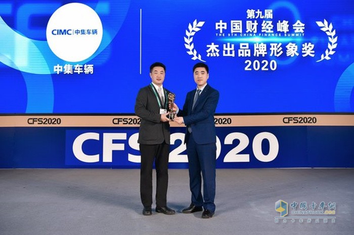 中集車輛代表(左)從主辦方之一的數(shù)央網(wǎng)總裁梁建民手中捧回獎(jiǎng)杯