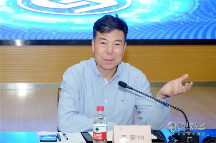 法士特集團黨委書記、董事長嚴(yán)鑒鉑