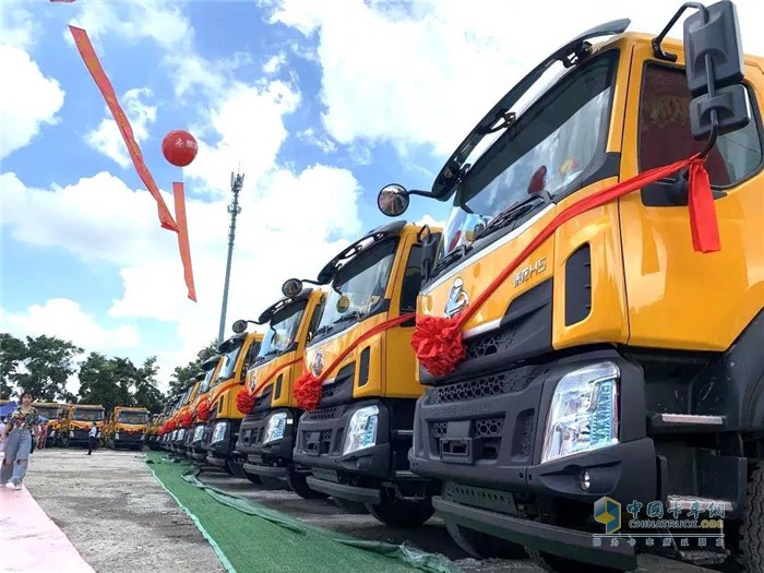 　　玉柴YC6L配套乘龍渣土車交付廣州用戶