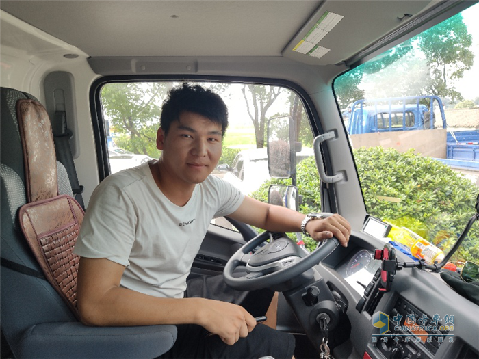 96年后浪韓旭遇見安康，開啟“奔涌”運輸生涯