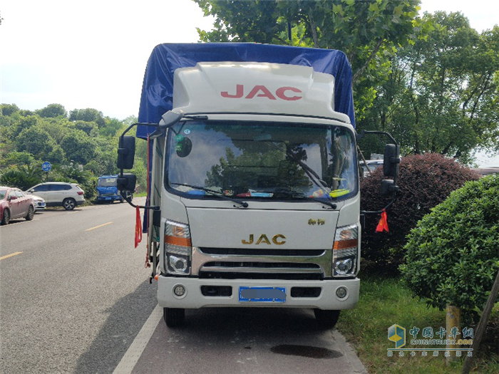 96年后浪韓旭遇見安康，開啟“奔涌”運輸生涯