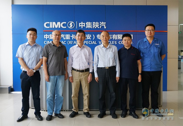 左起：閆東、王銳明、秦鋼、劉震環(huán)、孔飛、李楠