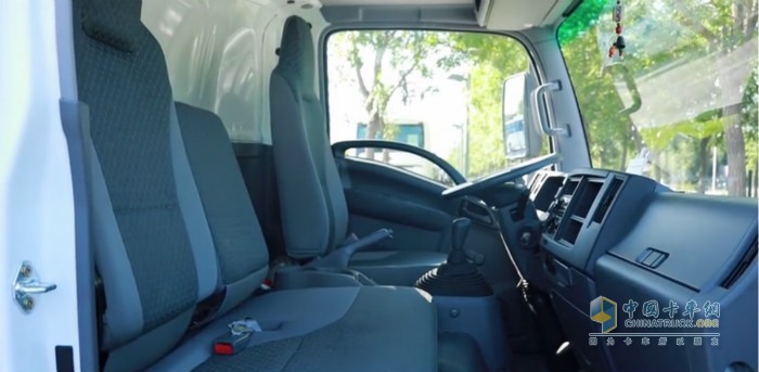 慶鈴五十鈴KV100冷藏車空間寬敞，座椅采用人體工程學(xué)設(shè)計(jì)