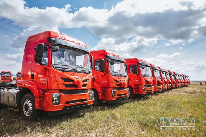 紅巖杰卡集裝箱牽引車(chē)批量交付內(nèi)蒙古錫林郭勒客戶