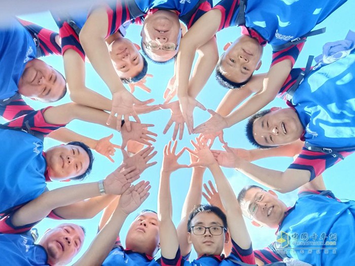 上汽紅巖意氣風(fēng)發(fā)的營(yíng)銷(xiāo)團(tuán)隊(duì)