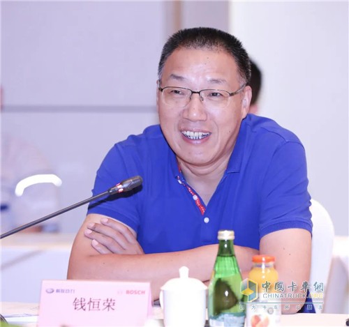 　　一汽解放總經(jīng)理助理、發(fā)動機事業(yè)部黨委書記、總經(jīng)理錢恒榮