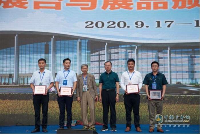 專家和領(lǐng)導(dǎo)為專用汽車組“科技創(chuàng)新獎”獲獎企業(yè)頒獎