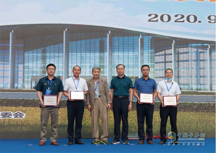 專家和領(lǐng)導(dǎo)為整車與底盤組“科技創(chuàng)新獎”獲獎企業(yè)頒獎