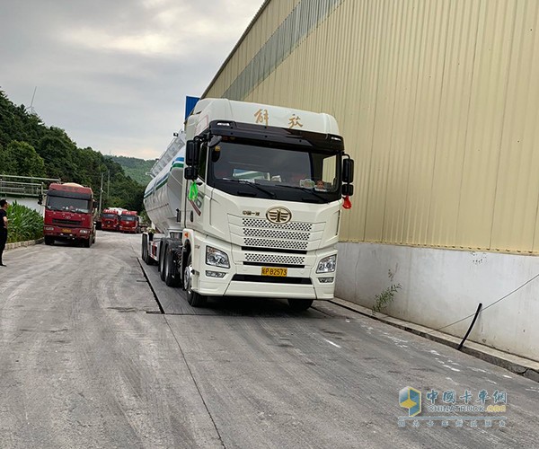 一汽解放青汽JH6定義車散裝水泥運輸車