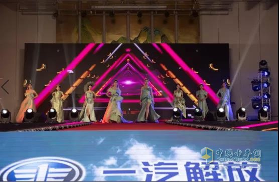 《愛(ài)麗絲國(guó)際時(shí)裝秀》