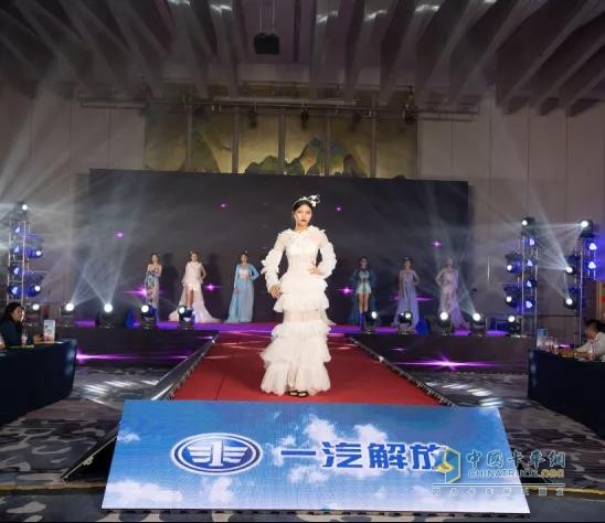 《仙履奇緣國(guó)際時(shí)裝秀》