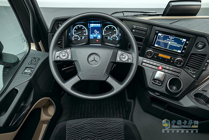 Actros F提供多媒體互動(dòng)駕駛艙、動(dòng)力系統(tǒng)預(yù)見性巡航等多種可選配置